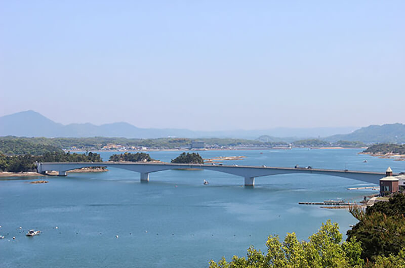 前島橋（ 4号橋）は　大池島と前島を結ぶ橋です。五橋中最長の長さを誇ります。