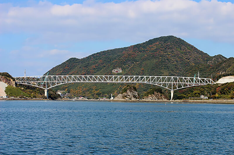 天門橋（1号橋）は九州本土と天草を結ぶ橋。五橋最高の海面からの高さ42mを誇ります。